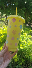 Load image into Gallery viewer, Yellow Glitter Flower Cold Cup
